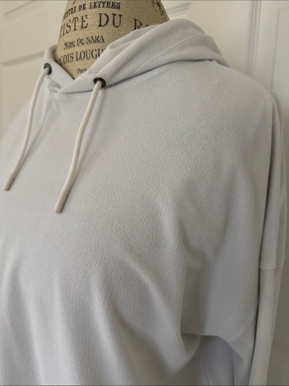Vuori brand womens white Hooded Pullover